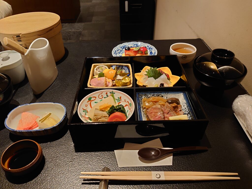 星のや京都でいただいた季節の松花堂弁当。多彩な料理が一つ一つ丁寧に詰められた美しい夕食。