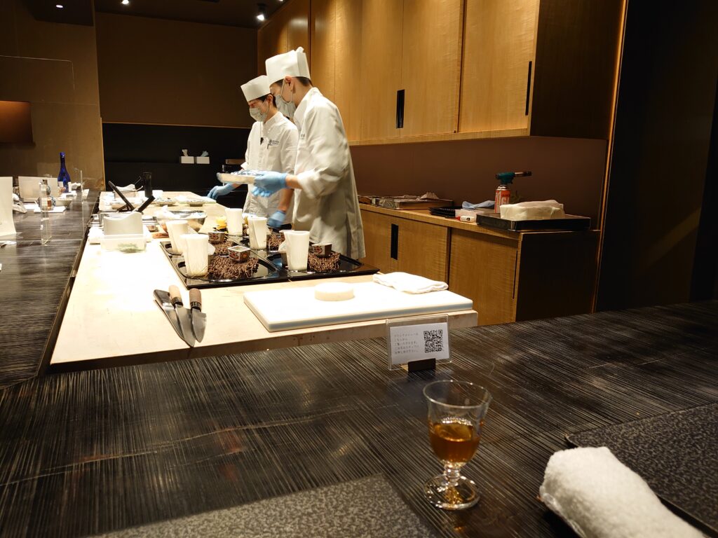星のや京都のダイニングで料理を仕上げる板前さんたち。カウンター越しに繊細な仕事を間近に感じられる贅沢な時間。