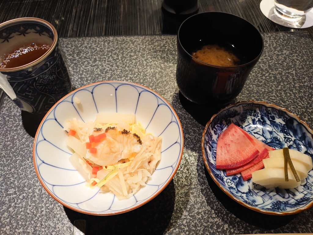 鯛御飯、味噌汁、赤かぶと大根の漬物が並ぶシンプルな締めの御膳。素朴ながらも上品な味わいが楽しめる一品。